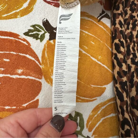 Fabletics Cheetah Crewneck Pullover Women’s Sz Small Cropped Soft Fleece Animal - Picture 7 of 10